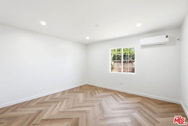 Building Photo - 11445 Delano St