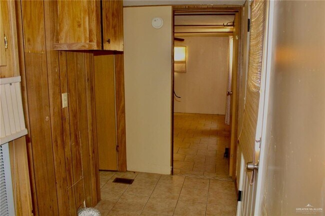 Building Photo - 1304 Breezy Dr