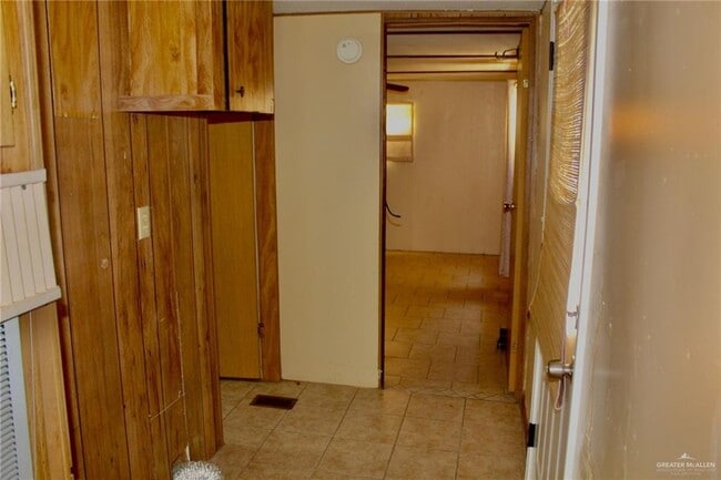 Building Photo - 19 Breezy Dr
