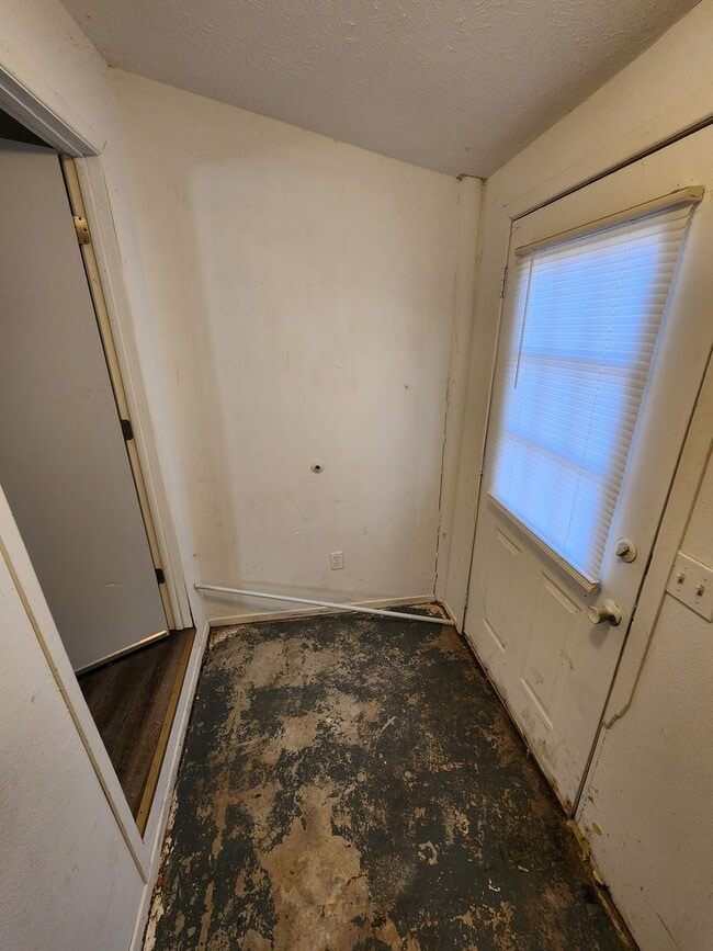 Building Photo - Spacious 1-Bedroom, 1-Bathroom HOUSE AVAILABLE NOW!!