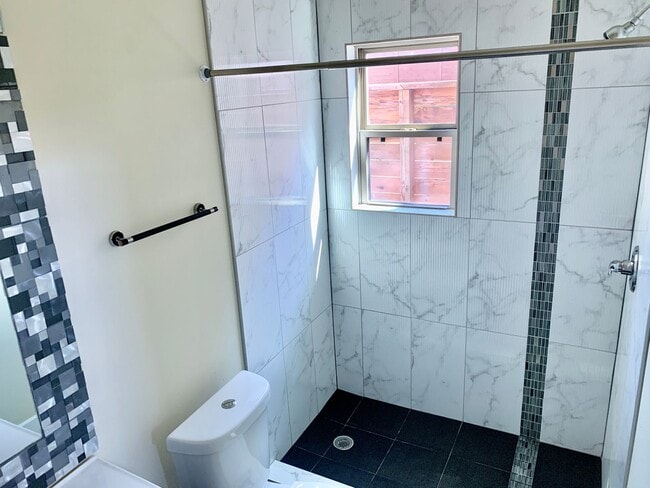 Building Photo - Modern 3 bedroom home in East Austin