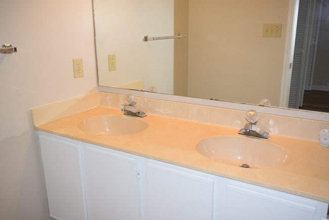 Building Photo - 510 Fairwood Lakes Dr