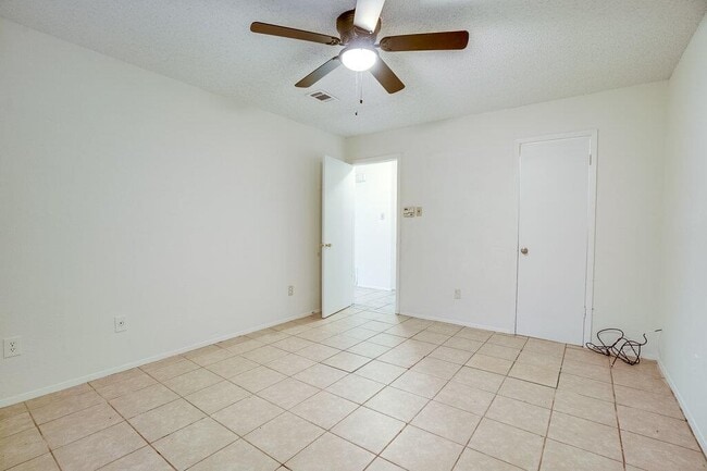 Building Photo - 10310 Little Pebble Dr