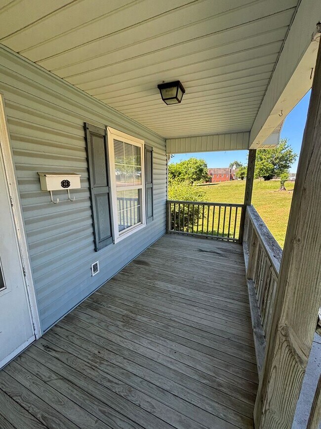 Building Photo - Freshly Renovated Cottage!