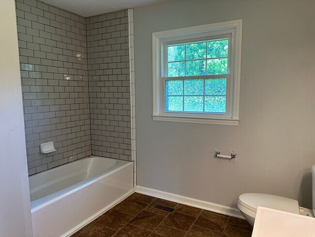 Building Photo - 3 bedroom 1.5 bath on Large Lot