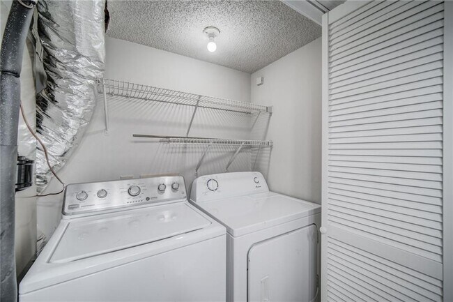 Building Photo - 4084 Hidden Hollow Dr