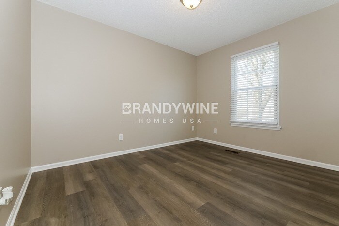 Building Photo - 6623 NW Sioux Dr