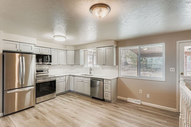 Building Photo - Beautifully Remodeled 3-Bedroom Ranch in Quiet West Arvada Neighborhood