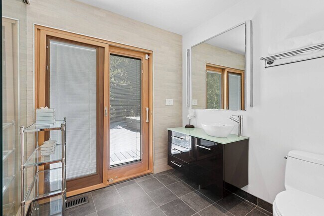 Building Photo - 6 Dongan Way