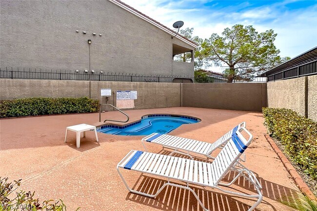 Building Photo - 700 Capri Dr