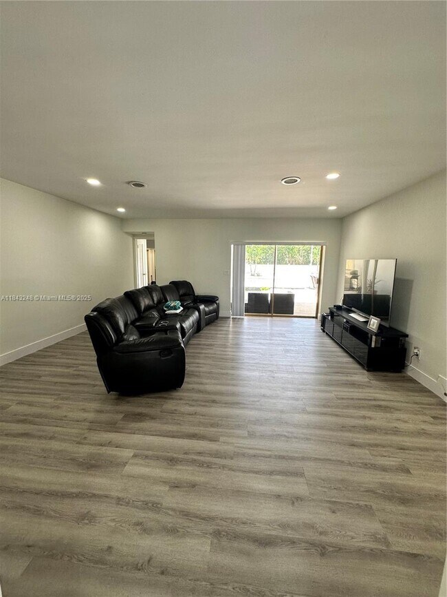 Building Photo - 3 bedroom in Hollywood FL 33021