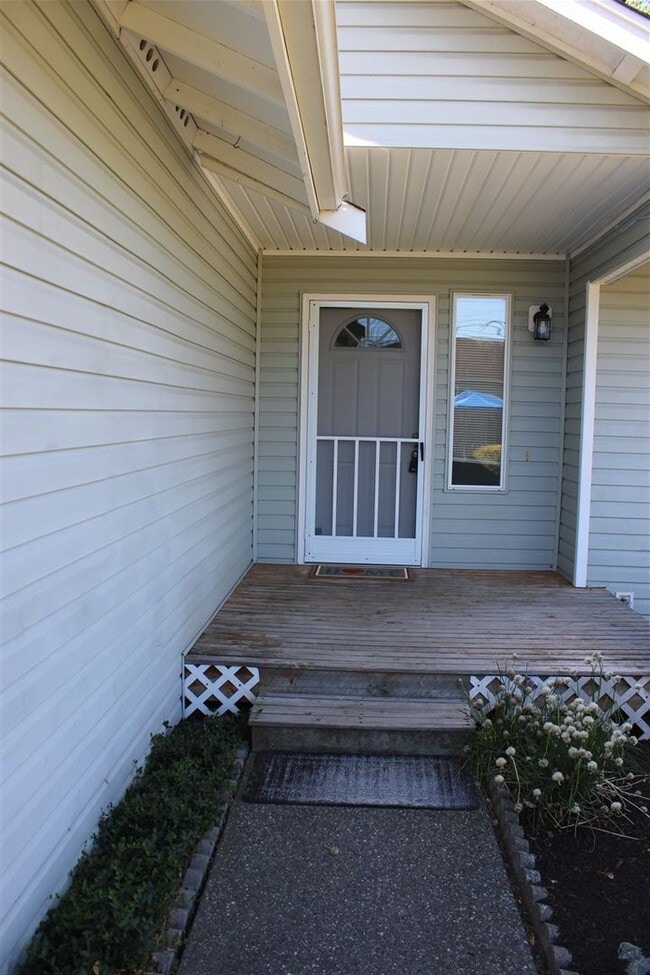Building Photo - 3 Bedroom, 2 Bathroom House in Burlington!