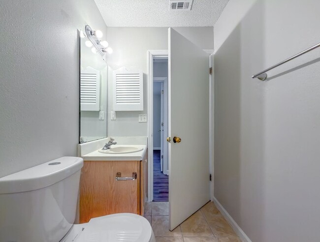 Building Photo - LOVELY SE 3/2 w/ New Paint, Fireplace, Fenced Yard, Vaulted Ceilings, Washer/Dryer, & No Carpet! ...