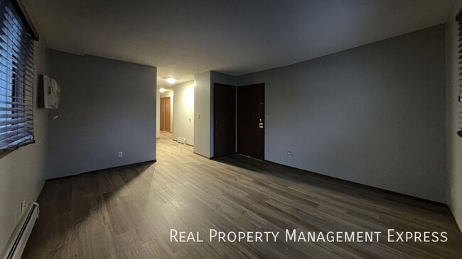 Building Photo - Spacious 2 Bedroom Apartment with Modern U...