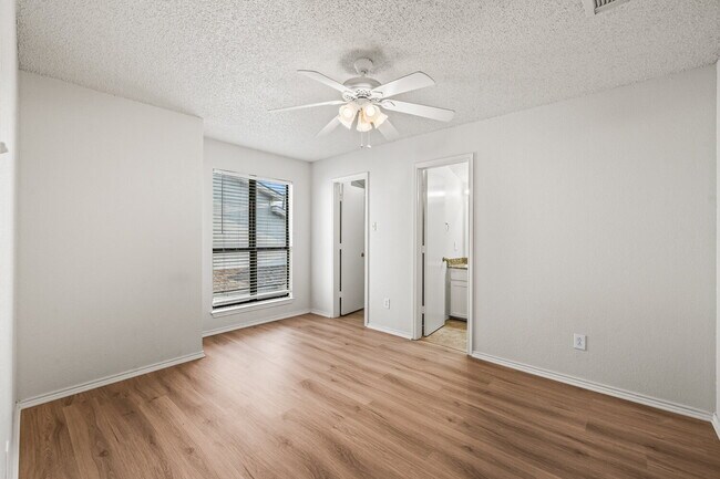 Building Photo - Spacious 2/2/2!