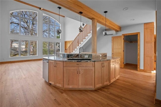 Building Photo - 1008 Courtenay Dr NE