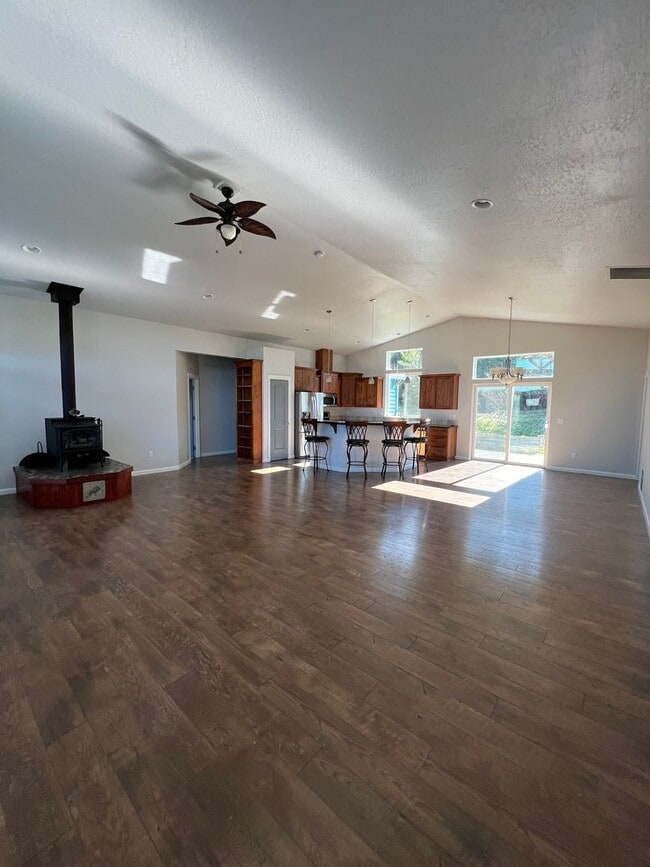 Building Photo - Beautiful Hilltop Country Home with Stunning Views