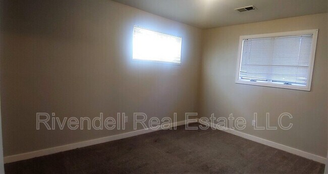 Building Photo - 524 S Victor Way