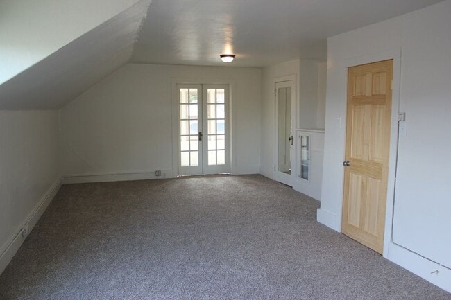 Building Photo - 422 N 3rd St