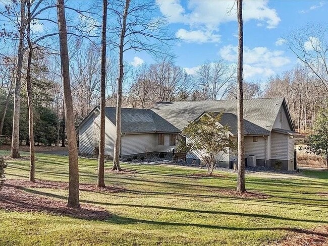 Building Photo - 353 Twin Oaks Dr