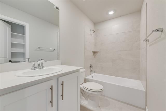 Building Photo - 2127 Mustang Wy