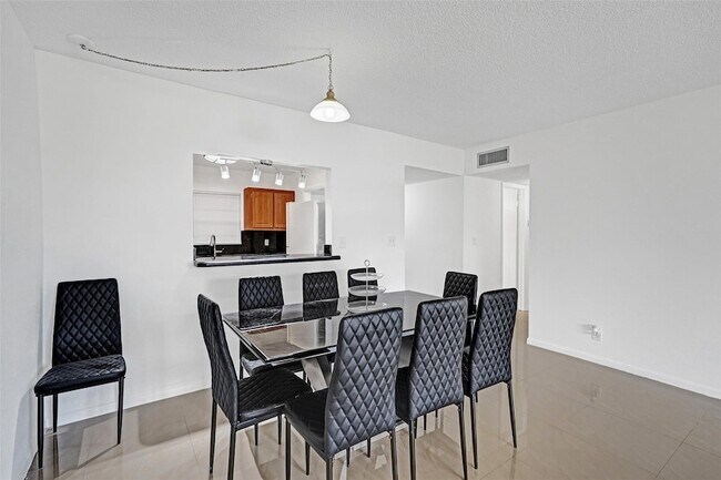 Building Photo - 5140 SW 40th Ave