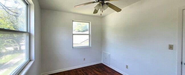 Building Photo - 2BR / 1 BA Riverside Upstairs Apartment w/ Off-street Parking