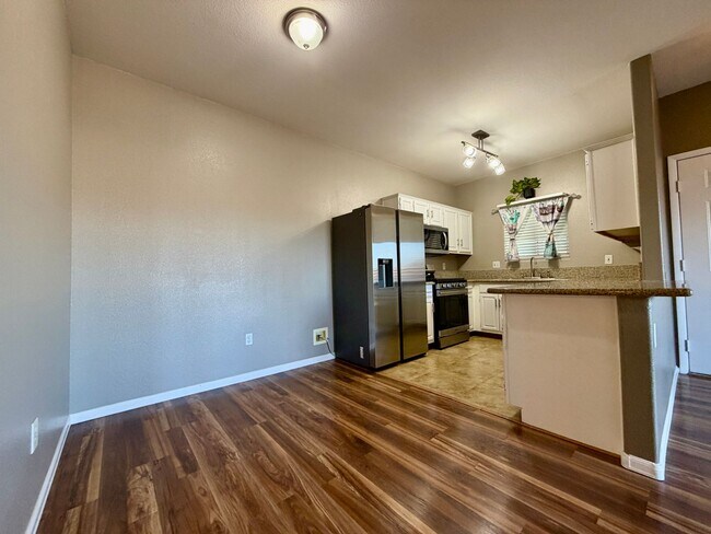 Building Photo - 2 bedroom condo in gated SE location.