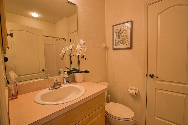 Building Photo - Annual Unfurnished 2 Bedroom 2 Bathroom Second Floor Condo in Casa Del Lago!