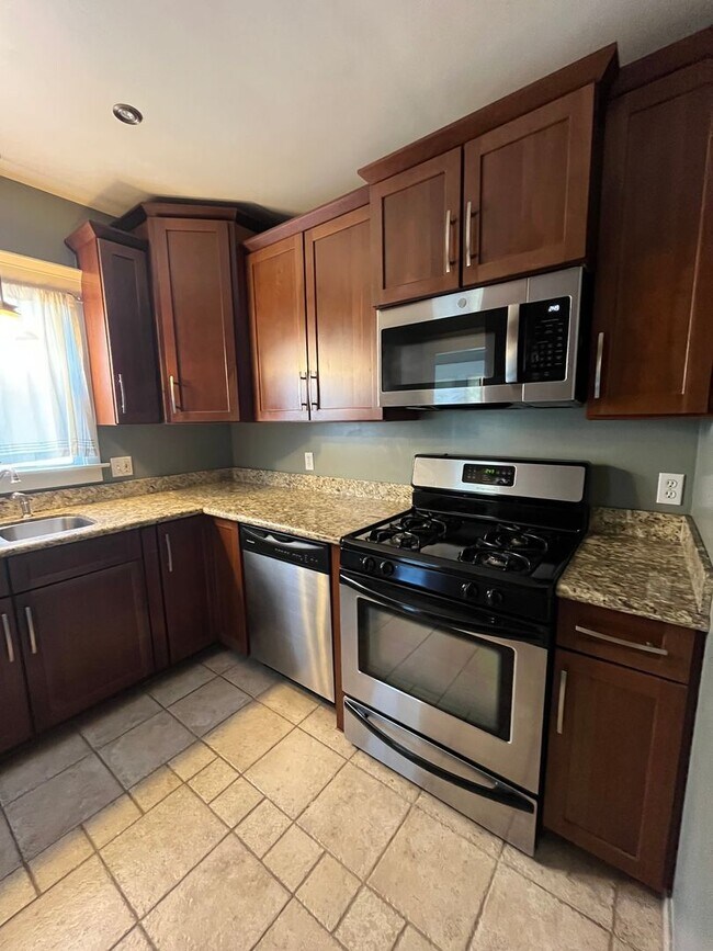 Building Photo - House: 2 Bedroom with Den , 2 Bath and pri...