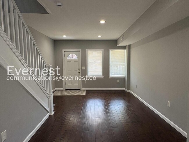 Building Photo - 3 Bed/1.5 Bath Townhome with fenced yard and deck/ Available Now!