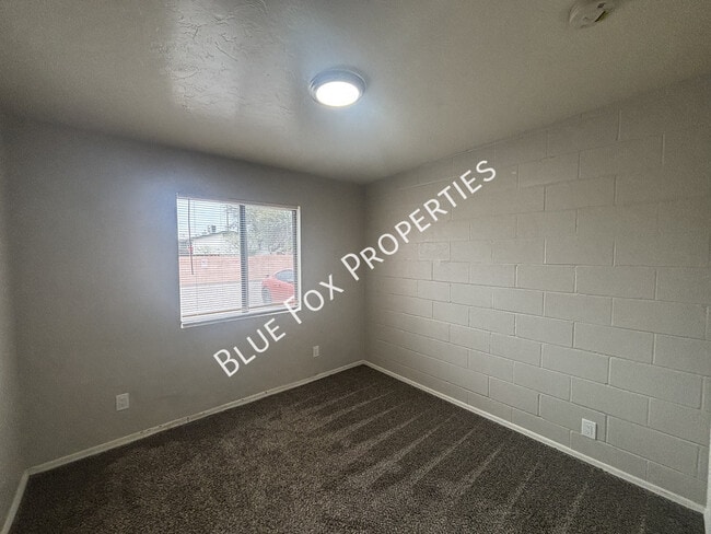 Building Photo - 110 W Delano St