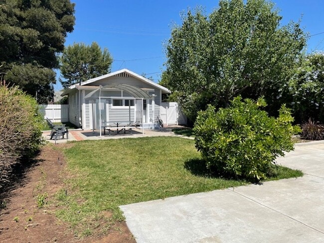 Building Photo - 2 bedroom 1 bath Brea $3200
