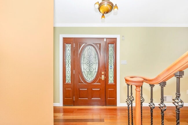 Building Photo - SPACIOUS COLONIAL IN POTOMAC