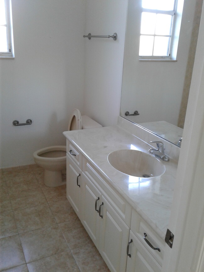 Building Photo - 5011 Pinecreek Pl