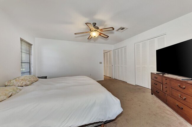 Building Photo - BEAUTIFUL 2 BEDROOM 2 BATHROOM + A DEN VILLA WITH GORGEOUS LAKE VIEWS!