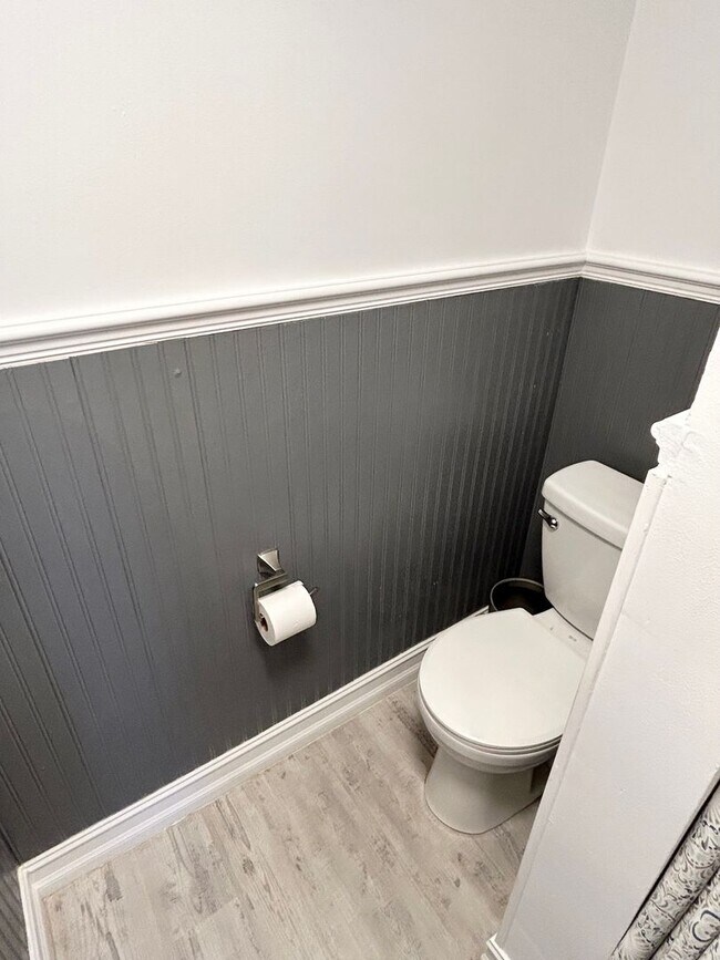Building Photo - Updated 1 Bed/1.5 Bath Near the Beach! Gre...
