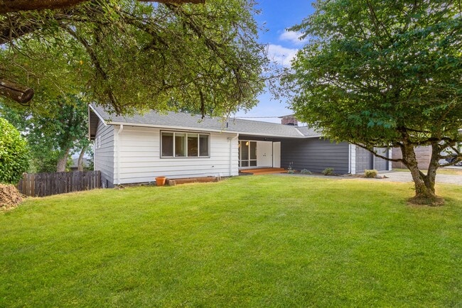 Building Photo - 17145 NE 5th Pl