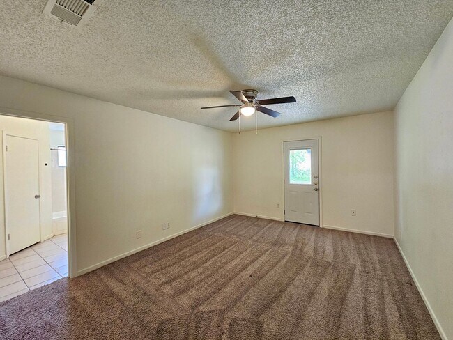 Building Photo - AVAILABLE NOW!