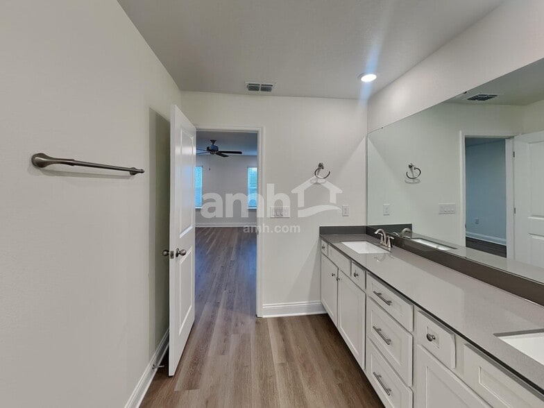 Building Photo - 3762 Lk Blf Lp