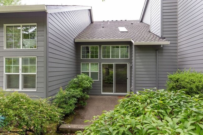 Building Photo - 9729 NW Miller Hill Dr