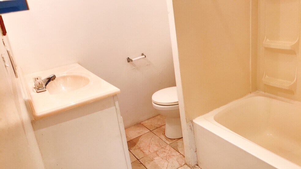 Building Photo - 5818 Hobart St