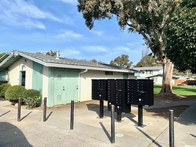 Building Photo - Nice 2 Bedroom 1 Bathroom Condo in Fairfield - AVAILABLE NOW!!