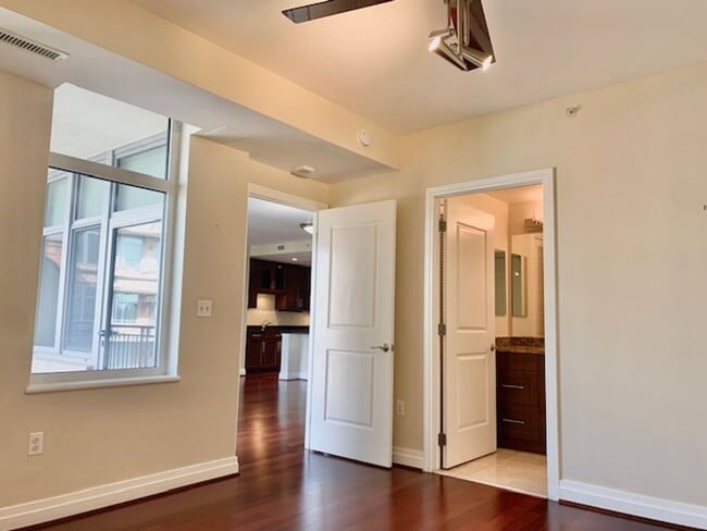Building Photo - Beautiful 1 BR plus den 2 BA luxury condo ...