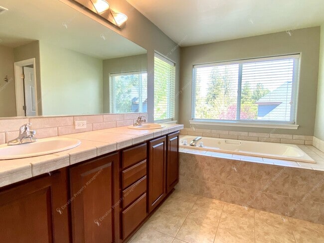 Building Photo - Spacious Corner Home with Community Pool in Prime SW Bend Location