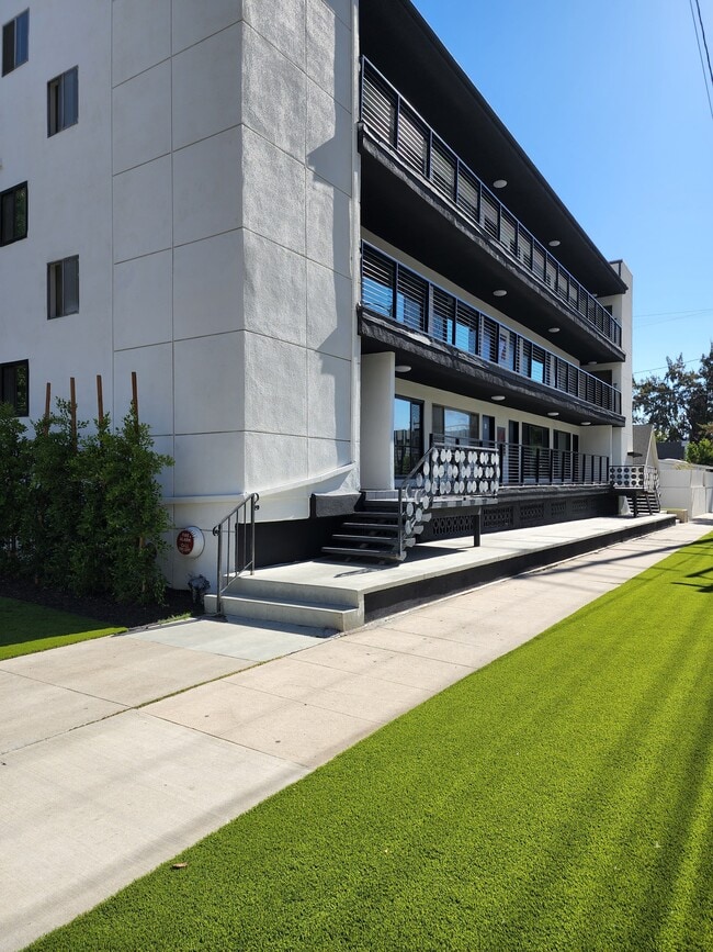 Building Photo - 150 S Wetherly Dr