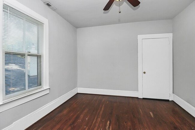 Building Photo - Charming 2nd Floor 2BD/1BA Unit on Pecan Ave!