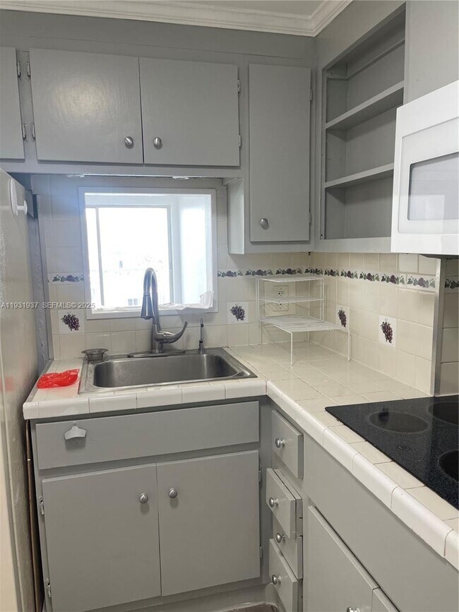 Building Photo - 400 Kings Point Dr