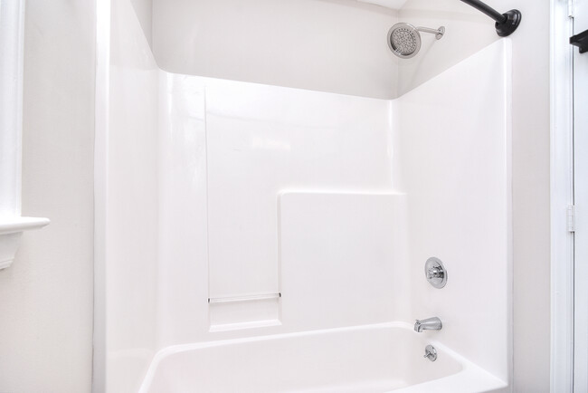 Tub /shower - 339 Sunny Hill Dr
