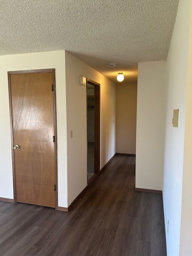 Building Photo - 2 BD Duplex with Garage!
